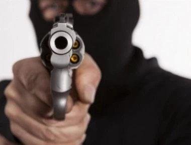 Ένοπλη ληστεία στο Avenue: Λήστεψαν χρηματαποστολή - Ερευνάται αν ήταν... τραβεστί και φίλοι του ΣΥΡΙΖΑ